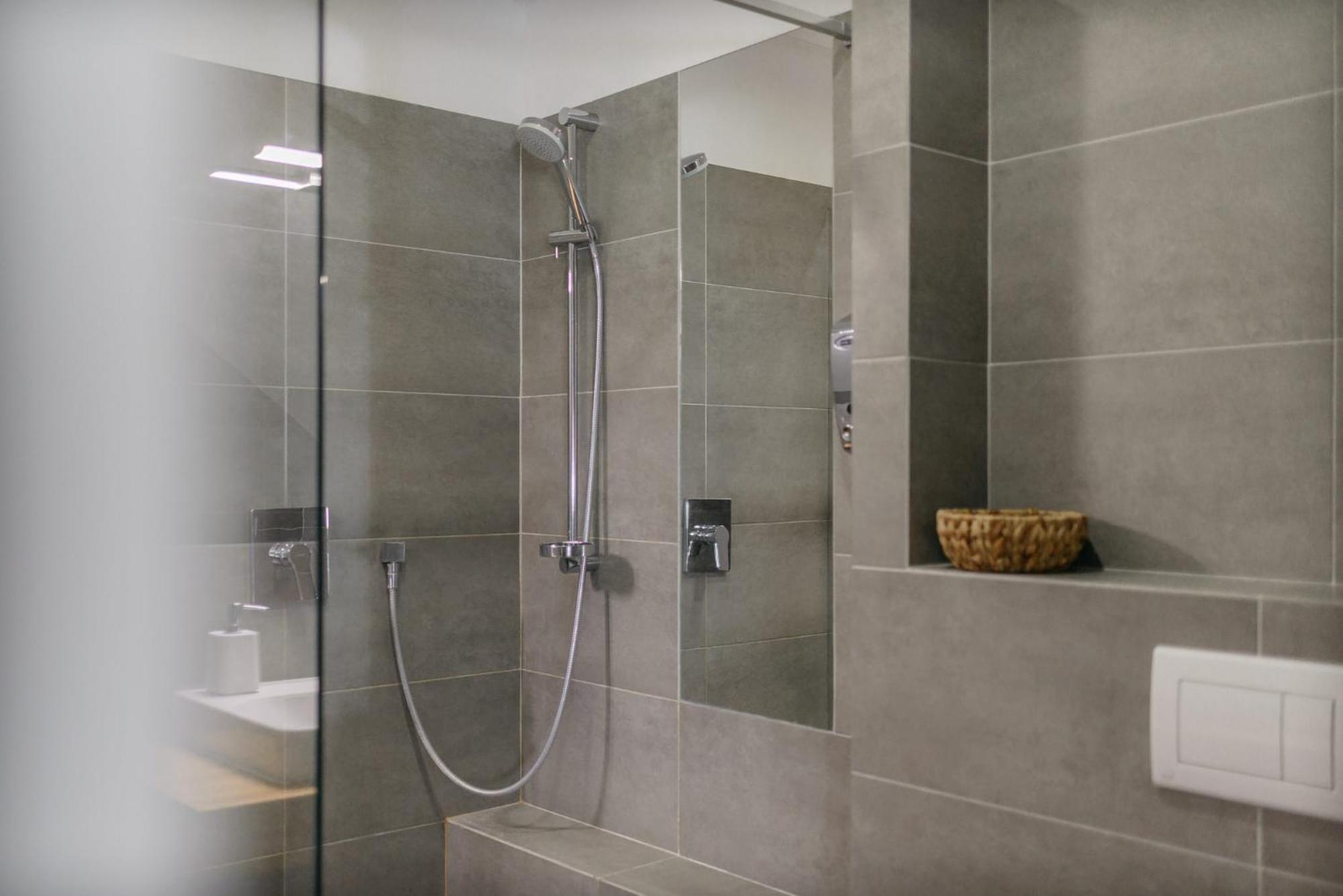 Roy 2 Bdr Apartment With Prague Castle View, Parking & Ac Exterior photo